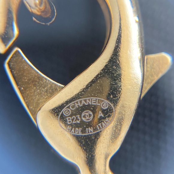 CHANEL 23A ICONIC BIG GOLD CC LOGO PEARL NECKLACE BUTTON CHARM - Picture 11 of 12